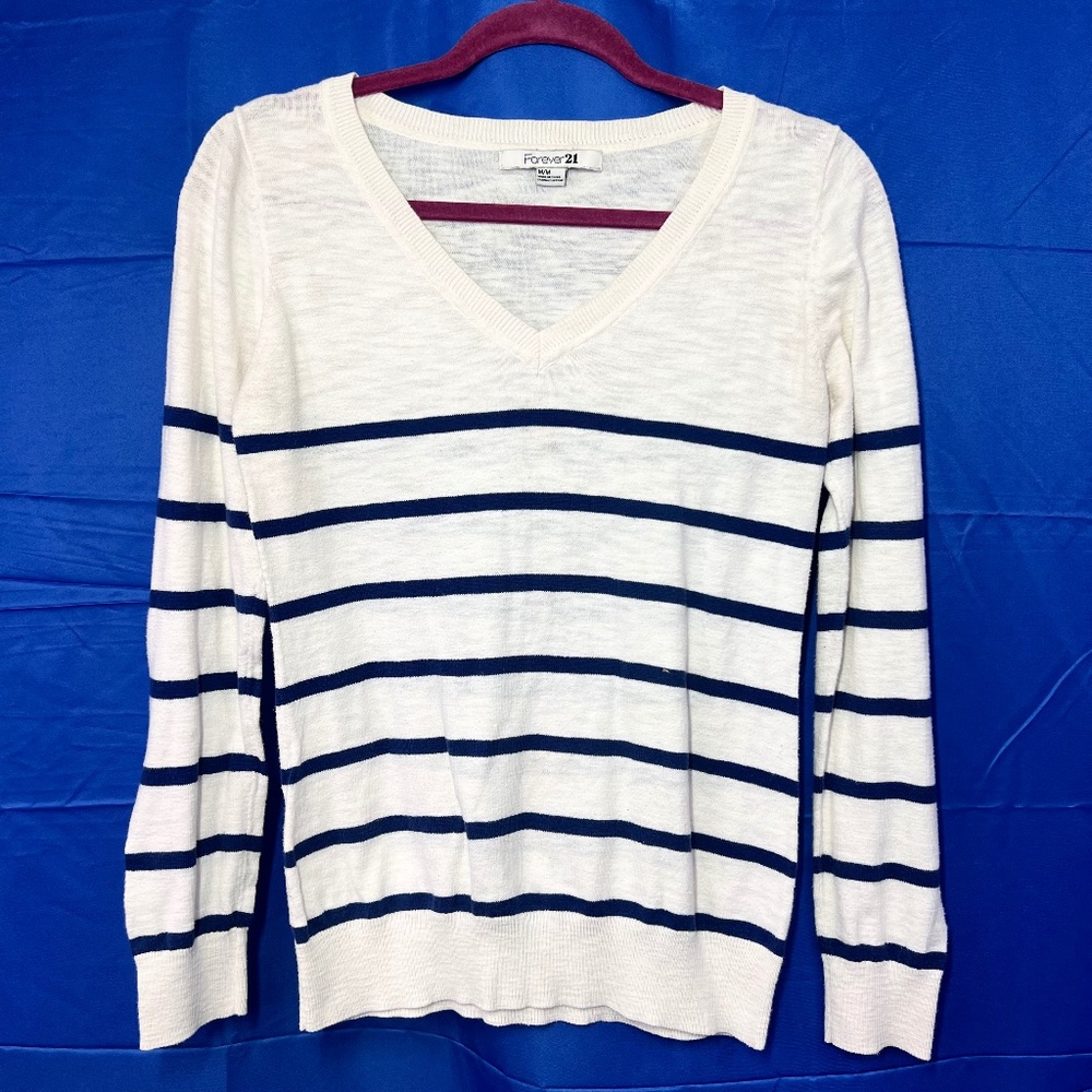 🔥2/$10 |•FOREVER 21•| Striped V-Neck Sweater Size Medium